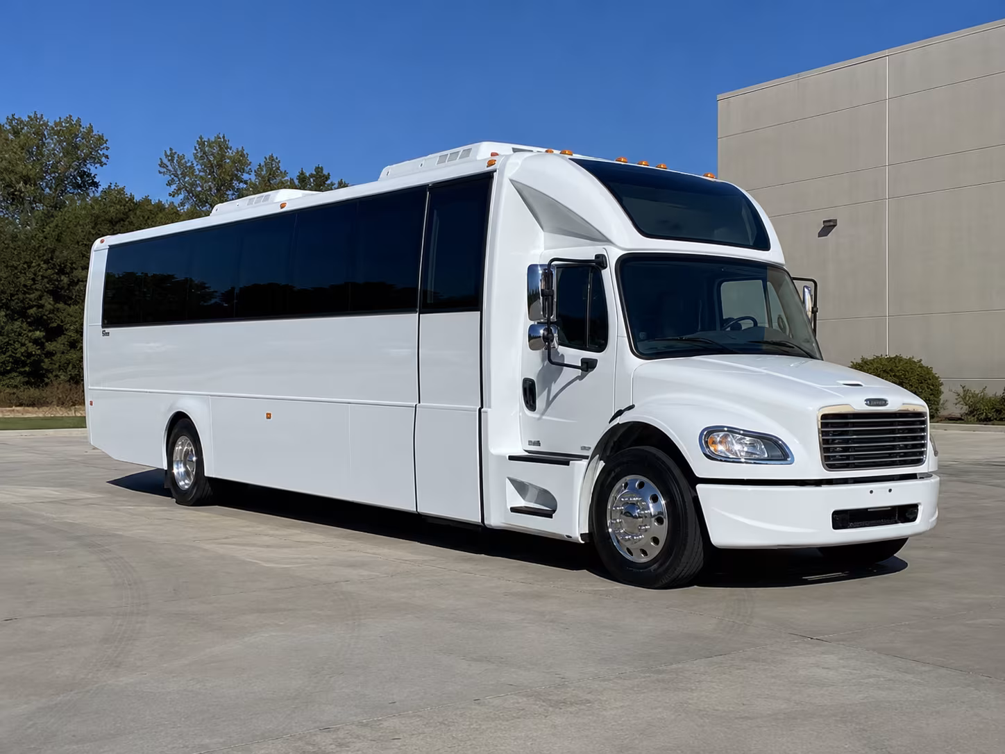 novato 28 passenger party bus